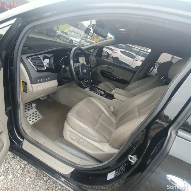 Kia Carnival 2015 · 2.2 AT