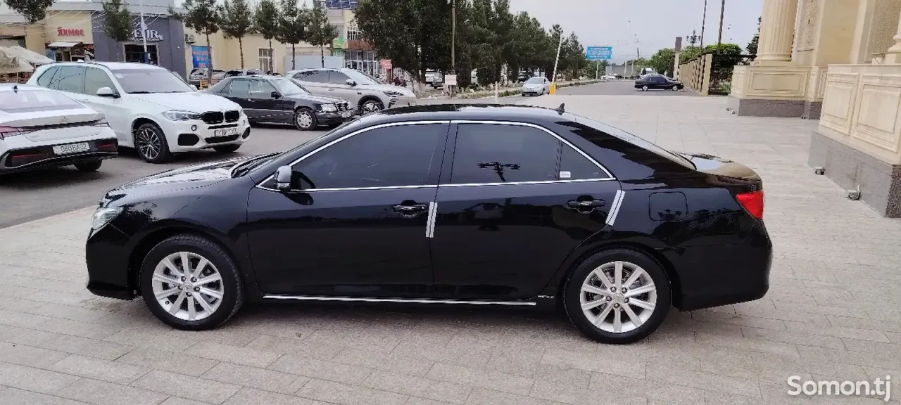 Toyota Camry 2014 · AT