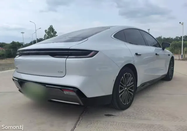 Geely Galaxy E8 2025 · AT