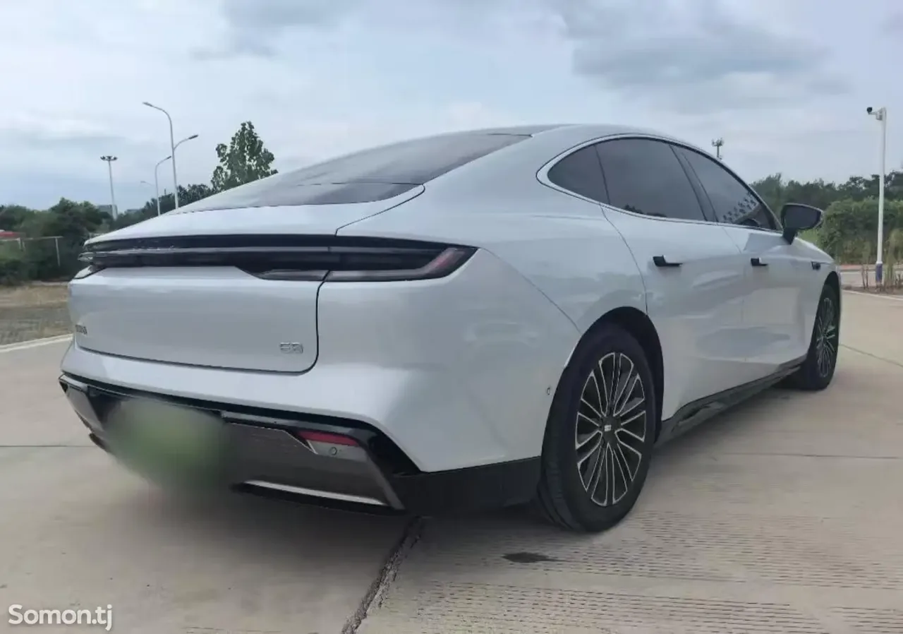 Geely Galaxy E8 2025 · AT