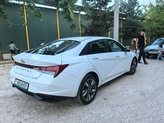 Hyundai Elantra 2022 · 1.6 AT