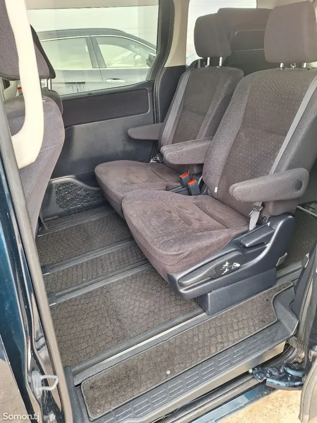 Toyota Voxy 2014 · 1.8 AT