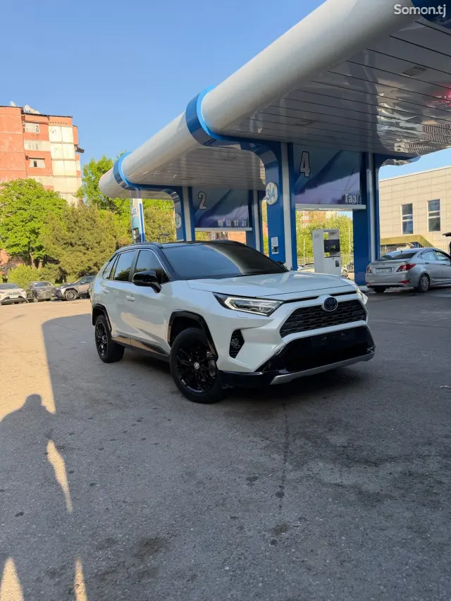 Toyota RAV 4 2021 · 2.5 AT