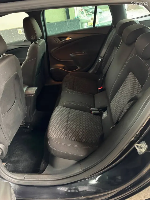 Opel Astra J 2016 · 1.6 AT