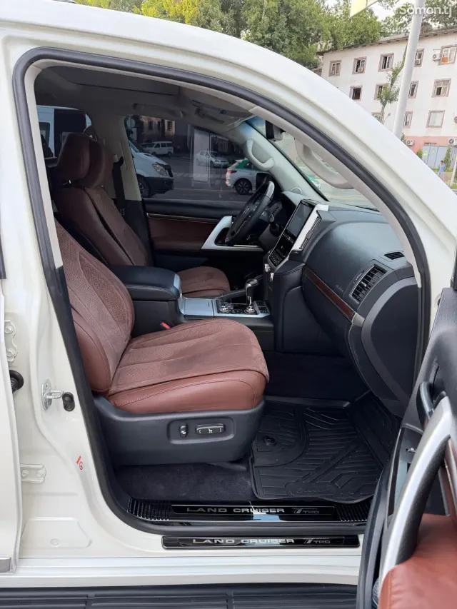 Toyota Land Cruiser 2016 · 4.6 AT