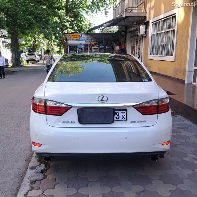 Lexus ES series 2015 · 2.5 AT