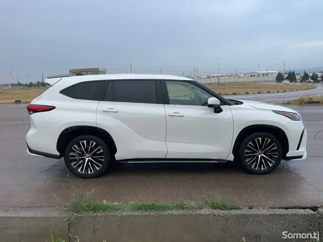 Toyota Highlander 2022 · 2.5 AT