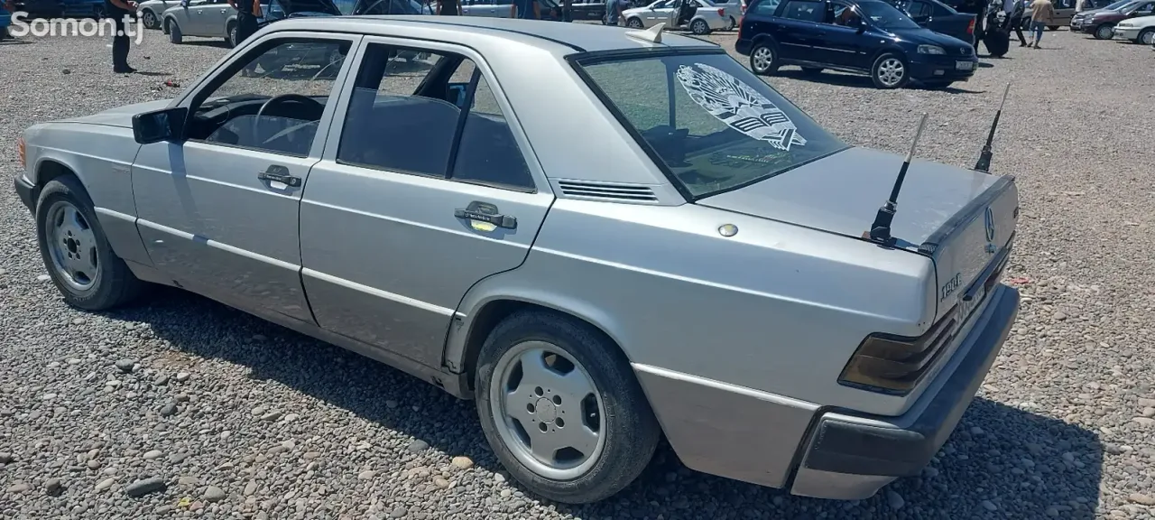 Mercedes-Benz W201 1990 · 2.0 MT