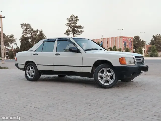 Mercedes-Benz W201 1988 · 1.8 MT