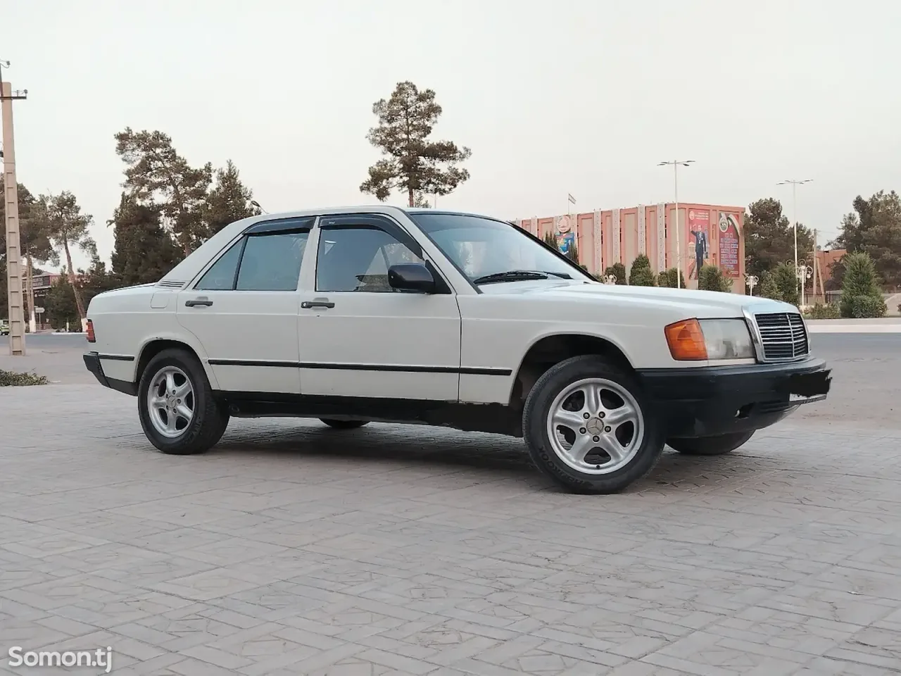 Mercedes-Benz W201 1988 · 1.8 MT
