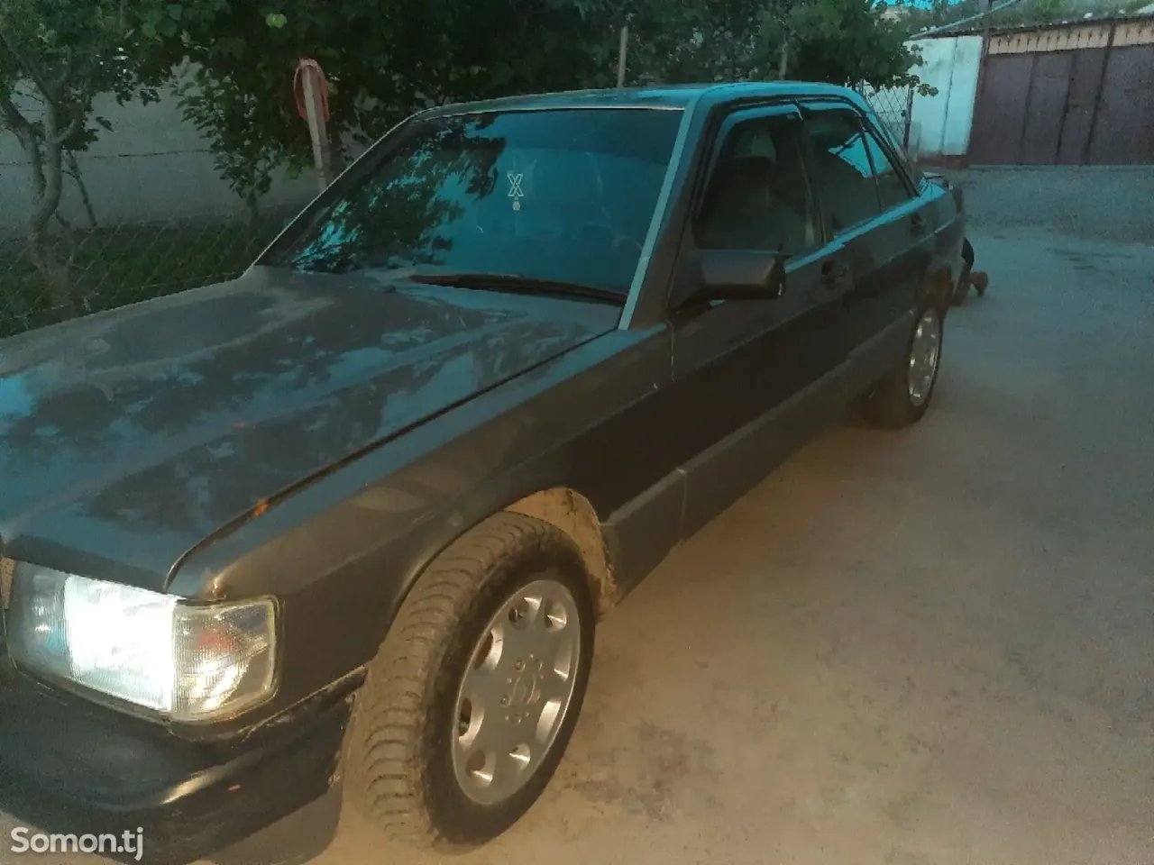 Mercedes-Benz W201 1990 · 2.0 MT