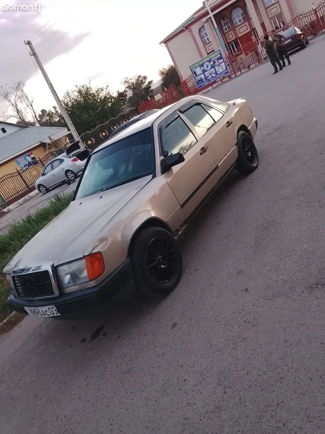 Mercedes-Benz W124 1986 · 2.0 MT