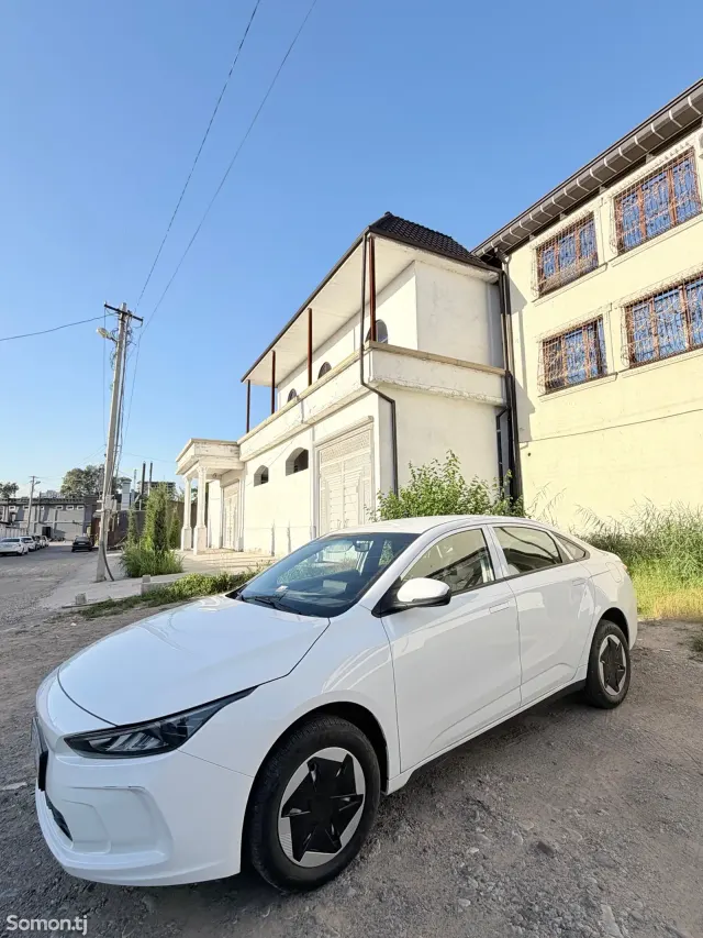 Geely Emgrand 2025 · AT