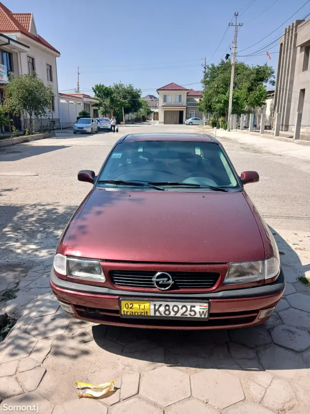 Opel Astra F 1993 · 1.6 MT