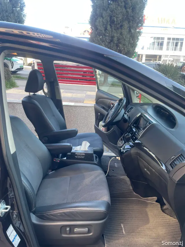 Toyota Estima 2014 · 2.4 AT