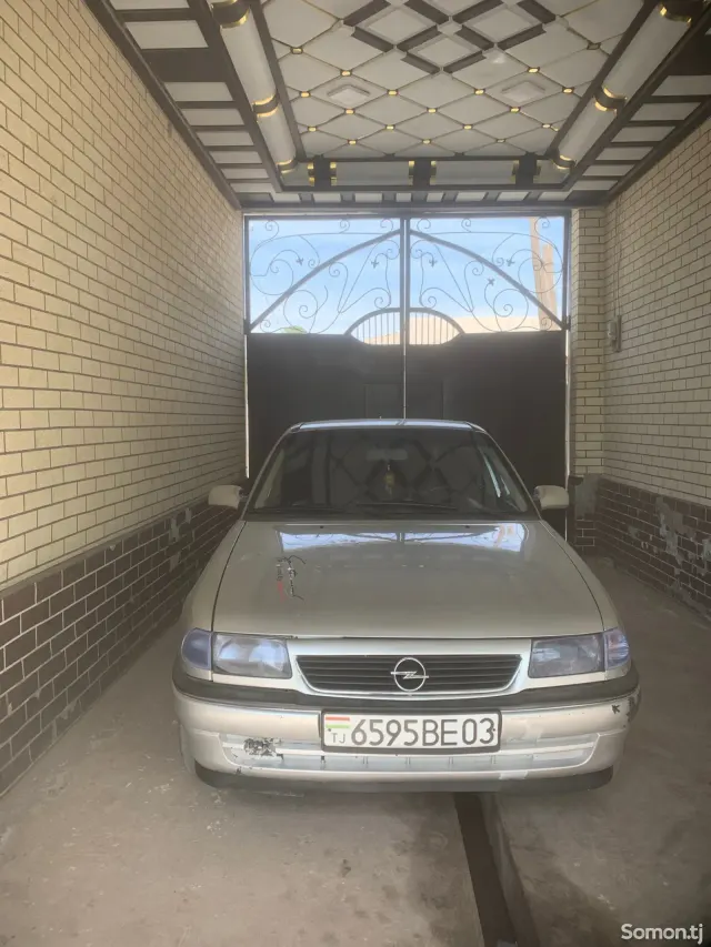 Opel Astra F 1992 · 1.6 MT