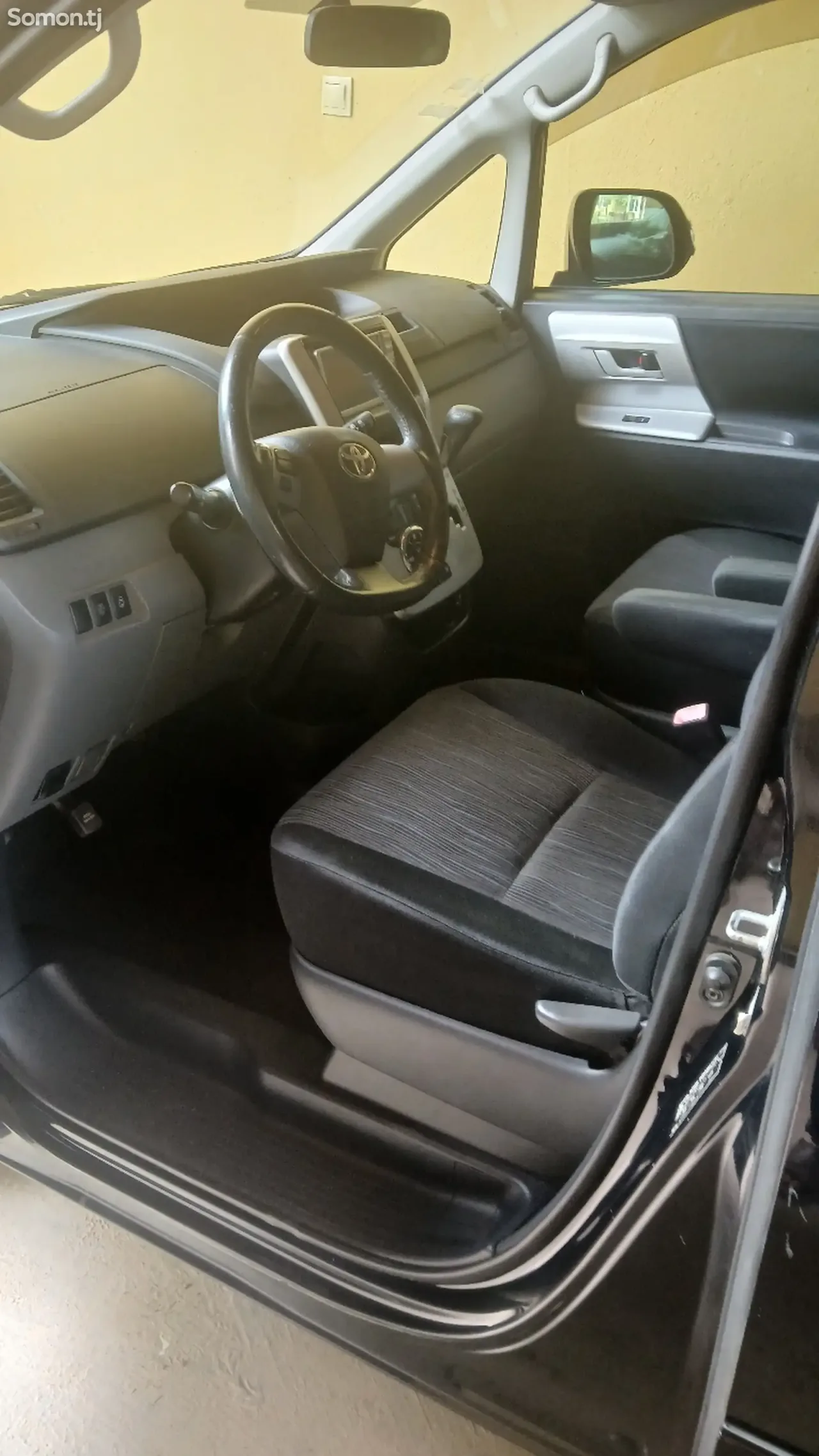 Toyota Voxy 2010 · 2.0 AT