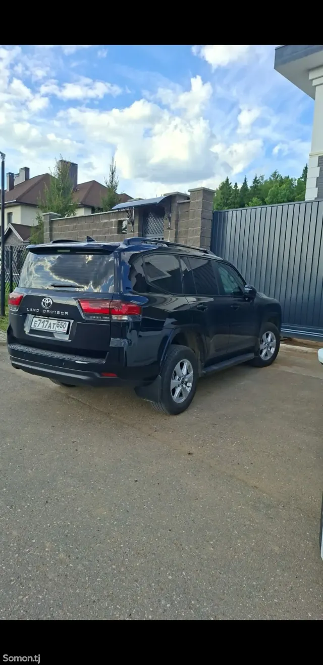 Toyota Land Cruiser 2023 · 3.3 AT
