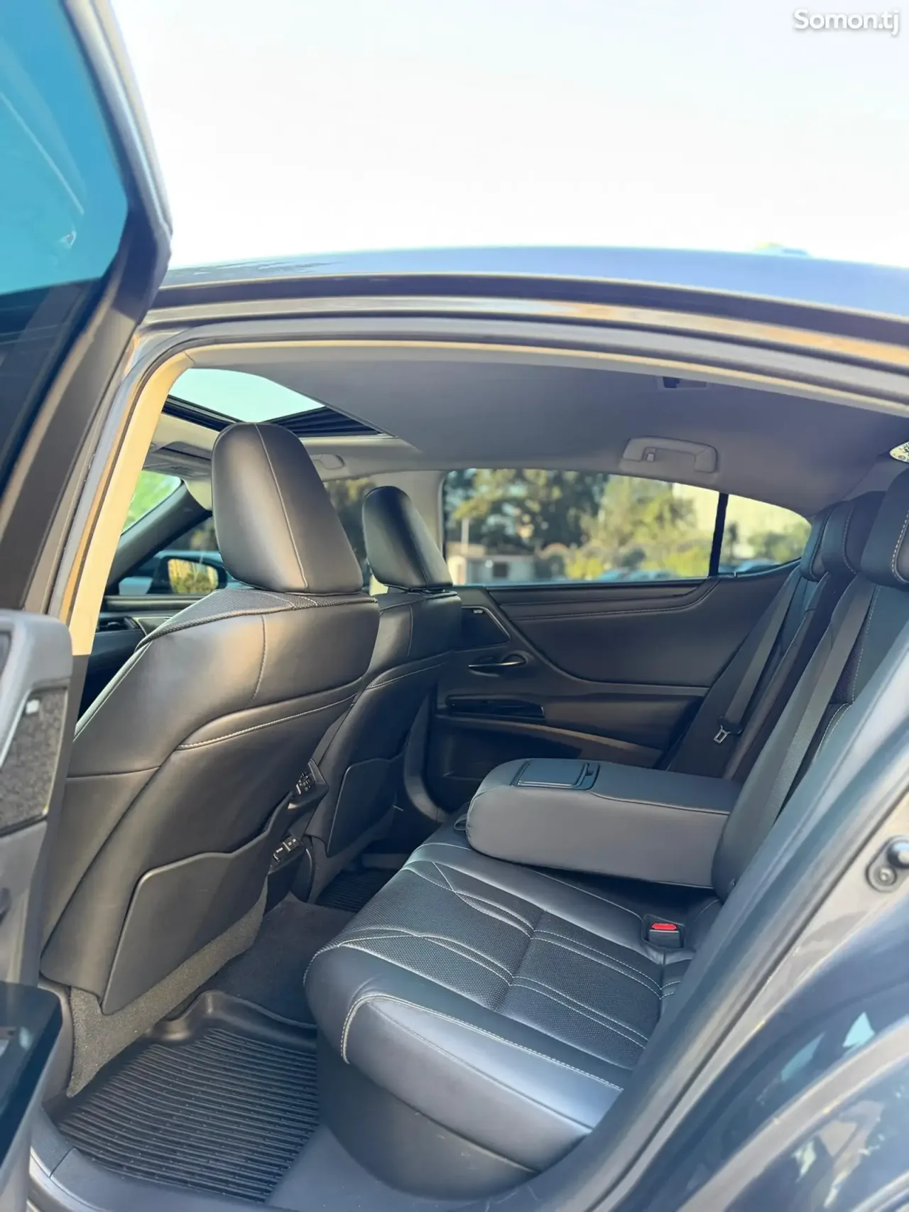 Lexus ES series 2022 · 2.5 AT