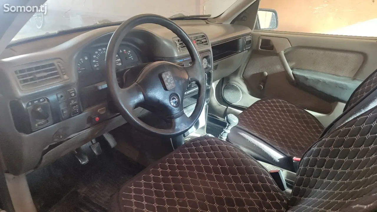 Opel Vectra A 1992 · 1.6 MT