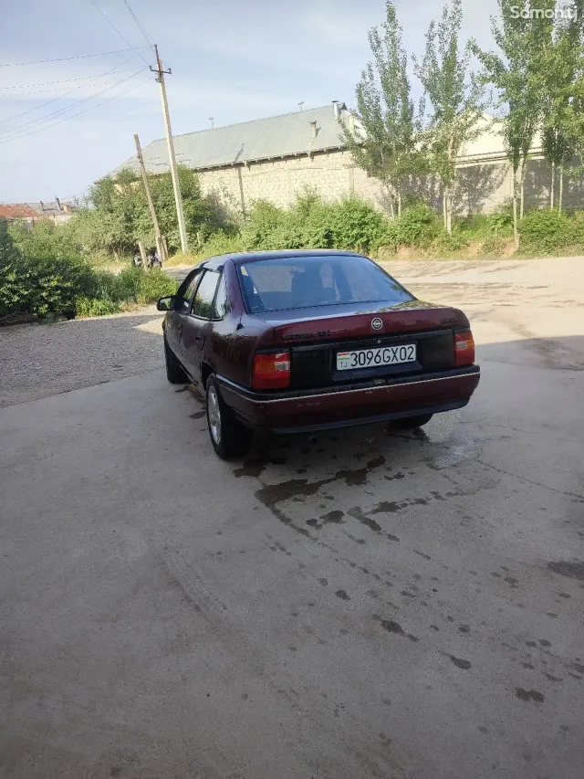 Opel Vectra A 1990 · 1.6 MT