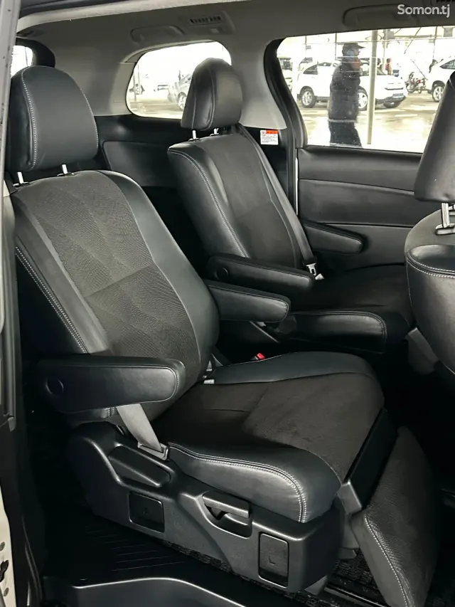 Toyota Estima 2016 · 2.4 AT