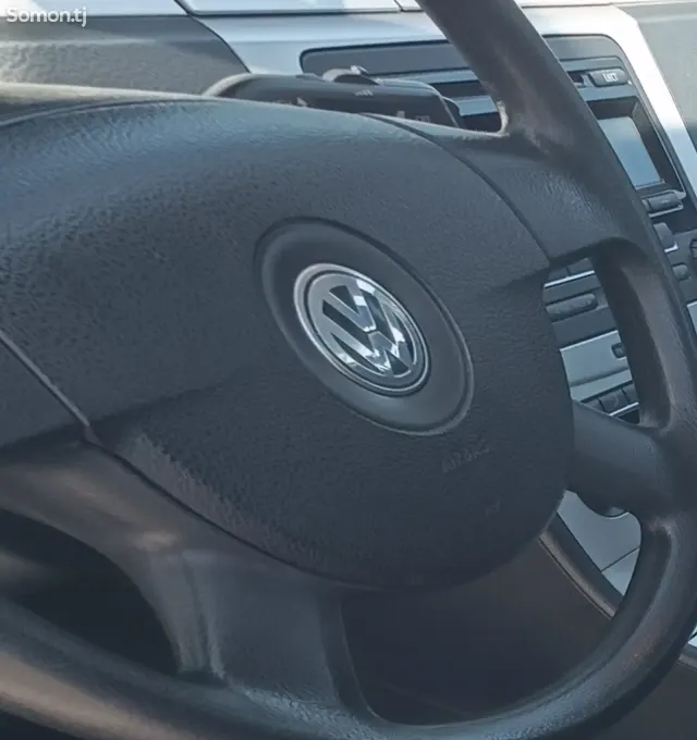 Volkswagen Passat 2010 · 2.0 AT