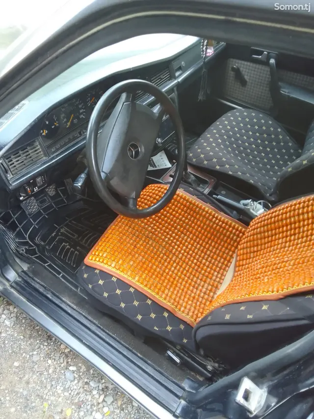 Mercedes-Benz W201 1990 · 2.0 MT