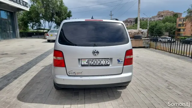 Volkswagen Touran 2006 · 1.6 AT