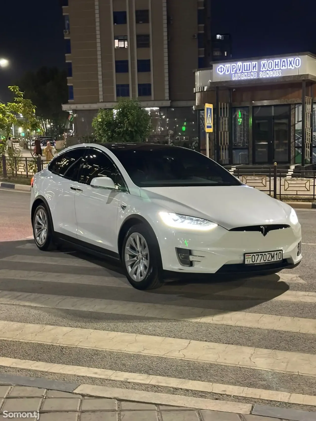 Tesla Model X 2019 · AT