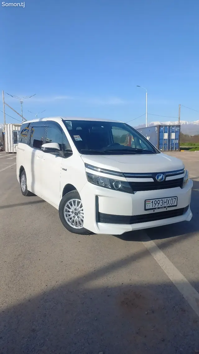Toyota Voxy 2014 · 2.0 CVT