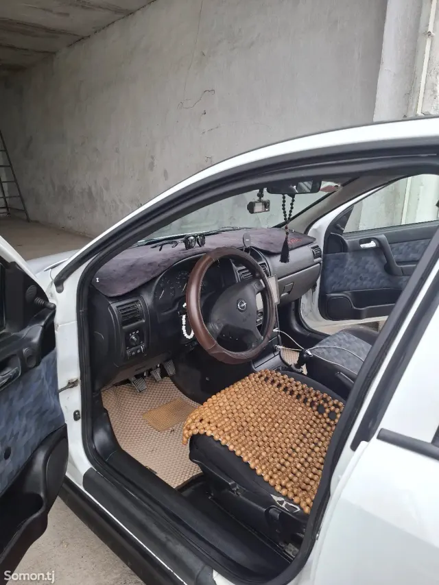 Opel Astra G 1999 · 1.6 MT