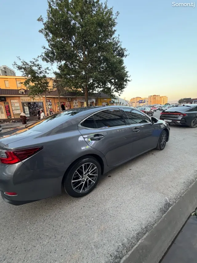 Lexus ES series 2017 · 3.5 AT