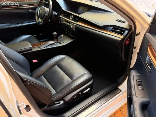 Lexus ES series 2015 · 2.5 AT