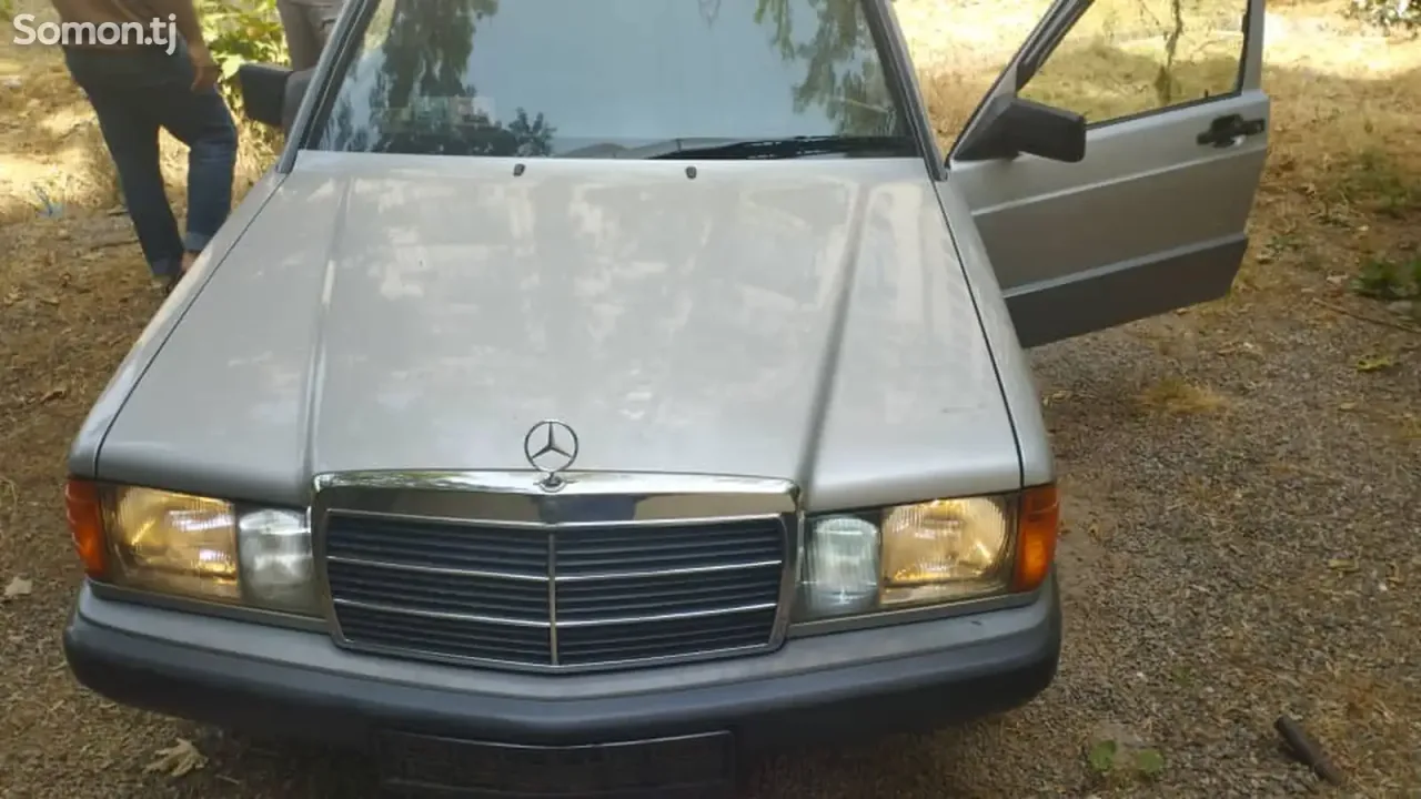 Mercedes-Benz W201 1991 · 2.0 MT