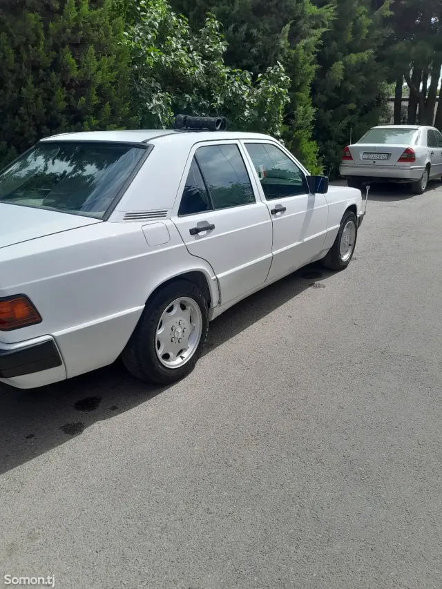 Mercedes-Benz W201 1990 · 1.8 MT