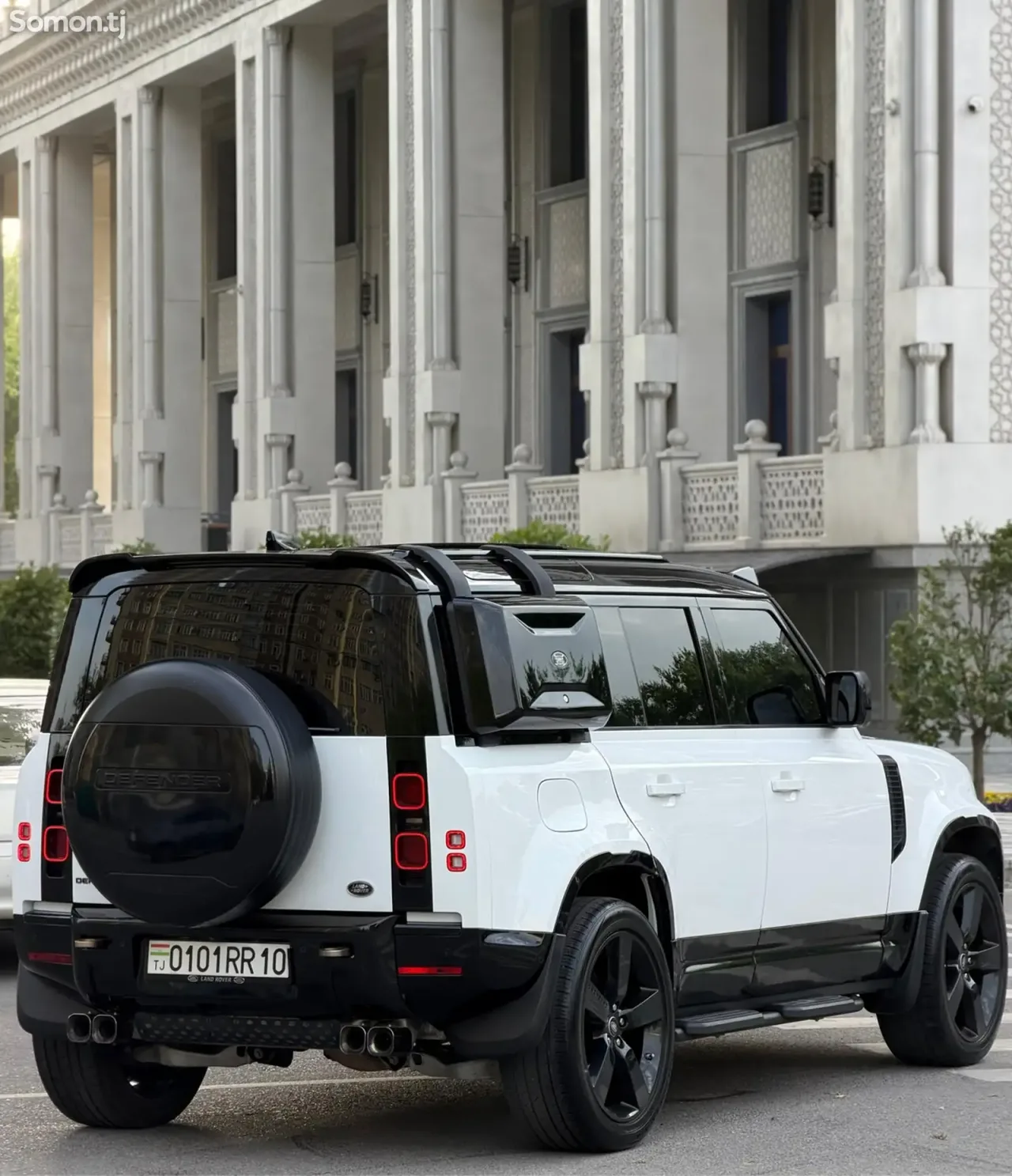 Land Rover Defender 2021 · 3.0 AT