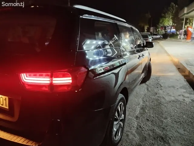 Kia Carnival 2015 · 2.0 AT