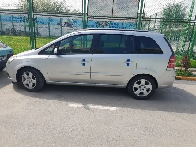 Opel Zafira 2006 · 1.9 MT