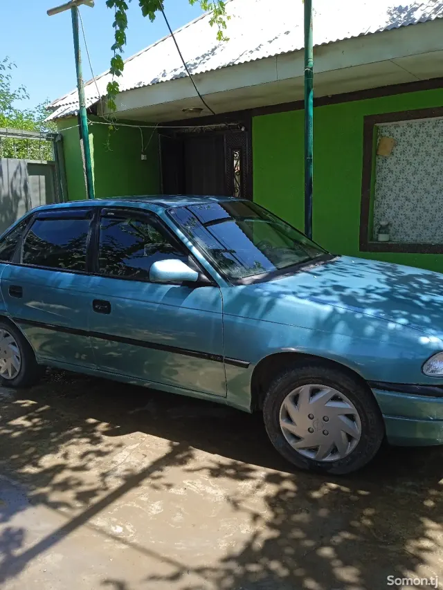 Opel Astra F 1993 · 1.6 MT