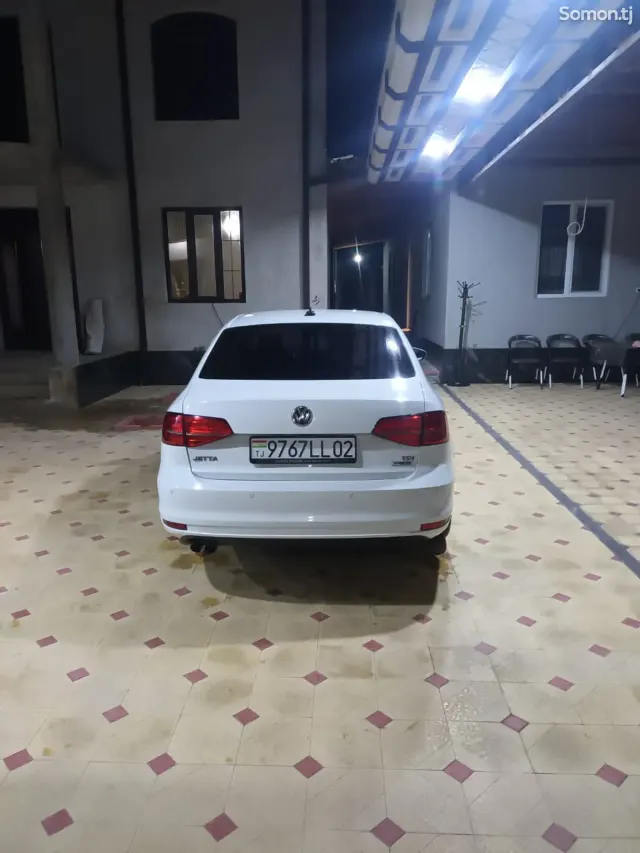 Volkswagen Jetta 2015 · 2.0 AT