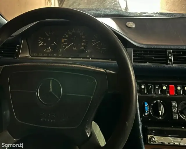 Mercedes-Benz W124 1989 · 2.5 MT