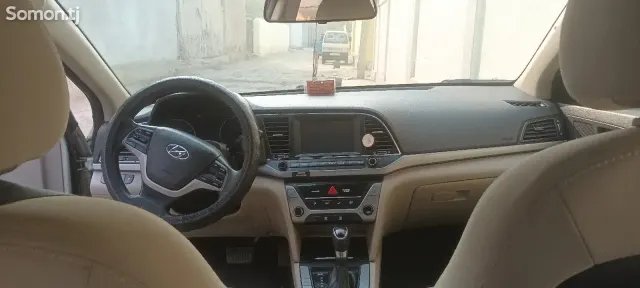Hyundai Elantra 2017 · 2.0 AT