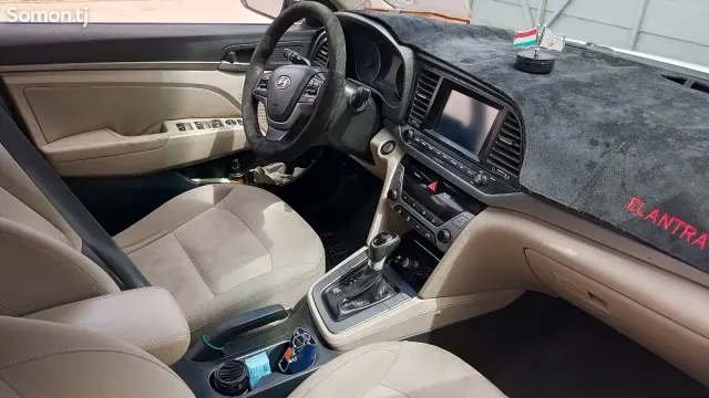 Hyundai Elantra 2017 · 2.0 AT
