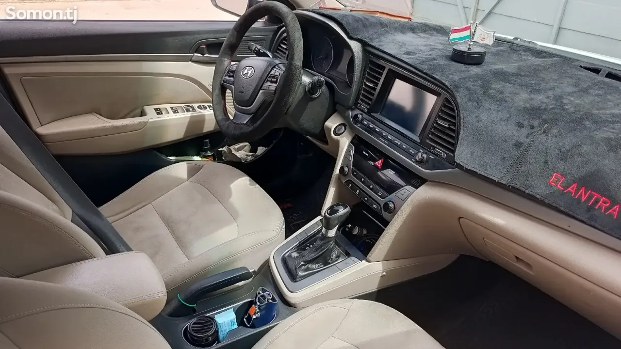 Hyundai Elantra 2017 · 2.0 AT