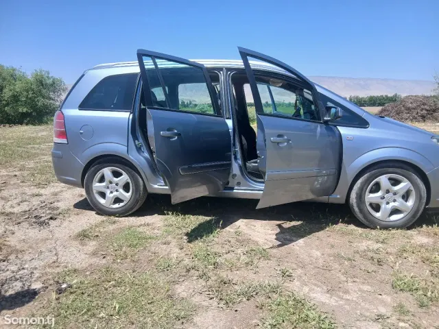 Opel Zafira 2006 · 2.2 MT