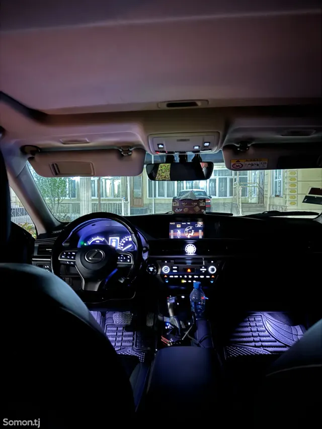 Lexus ES series 2017 · 2.5 AT