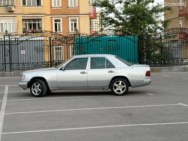 Mercedes-Benz W124 1993 · 3.0 AT
