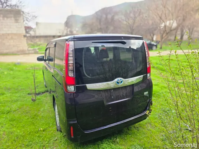 Toyota Noah 2014 · 2.0 AT