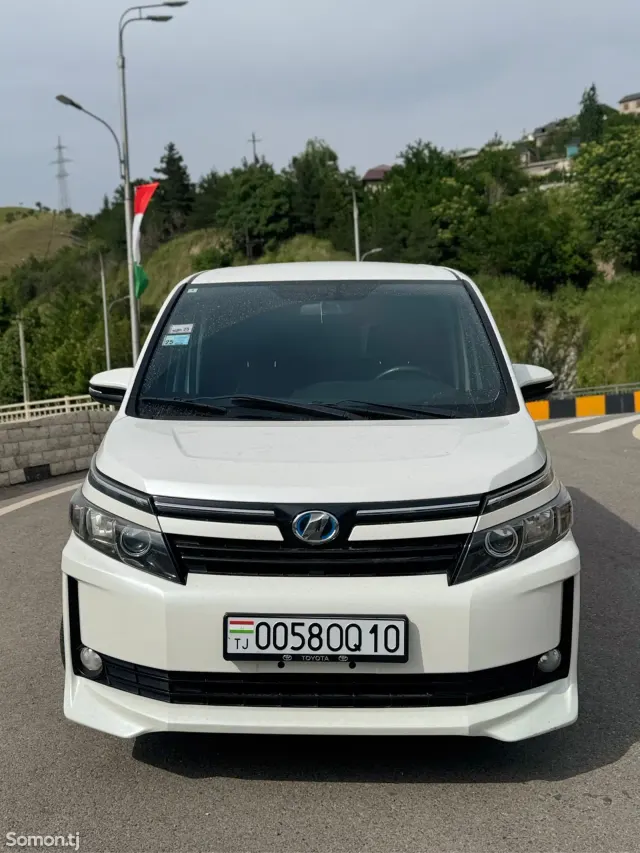 Toyota Voxy 2015 · 1.8 AT